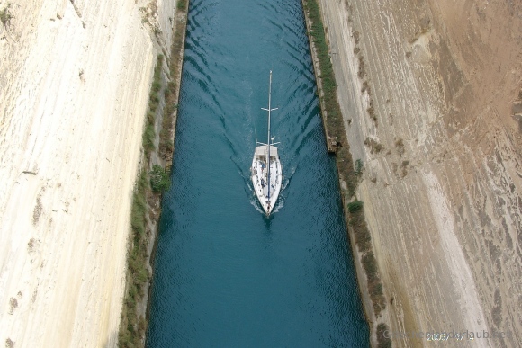Boot im Kanal von Korinth