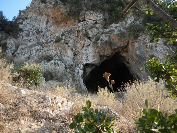 Vor der Höhle
