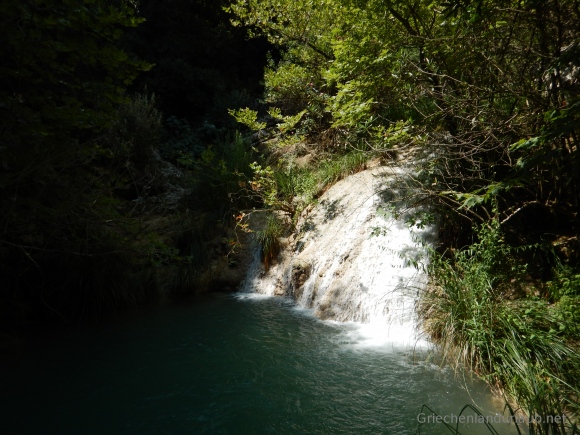 Kleiner Wasserfall am Flusslauf